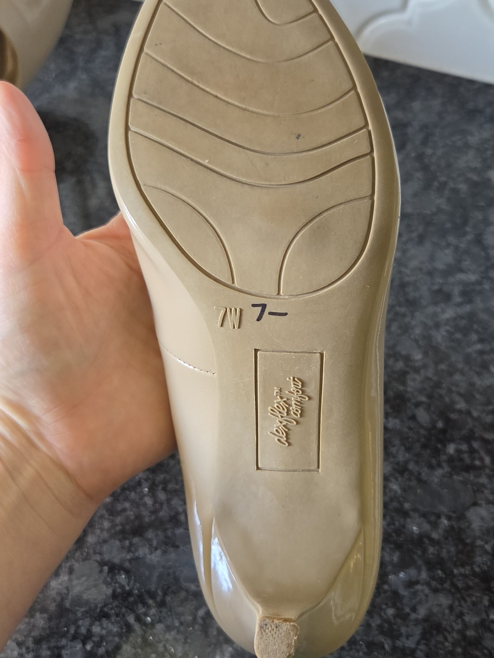 Dexflex Comfort Nude Beige Patent Mid-Heel Pumps 7Wide - Picture 7 of 16